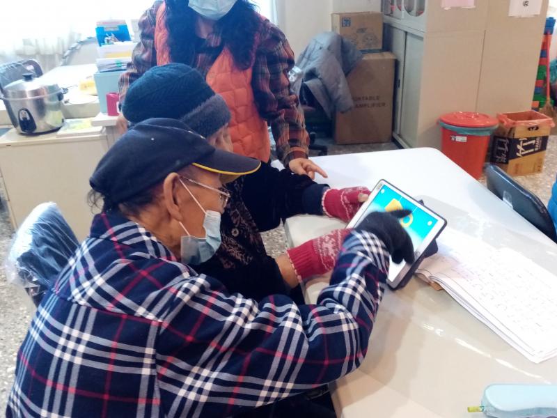 學員共同使用平板玩遊戲