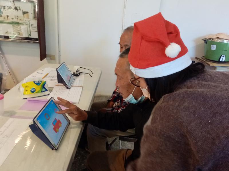 講師指導學員平板操作遊戲