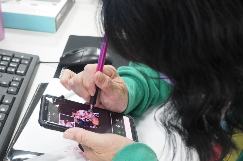 學員認真將照片去背中