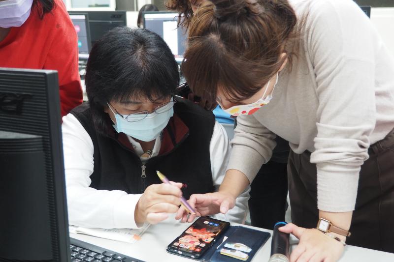 老師指導學員LINE貼圖註冊步驟