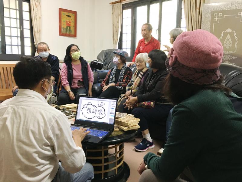 實際操作雷雕機，雕刻出個人的姓名鑰匙圈。