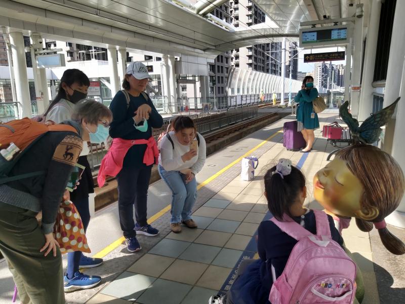 當場請學員的小孩當小小模特兒