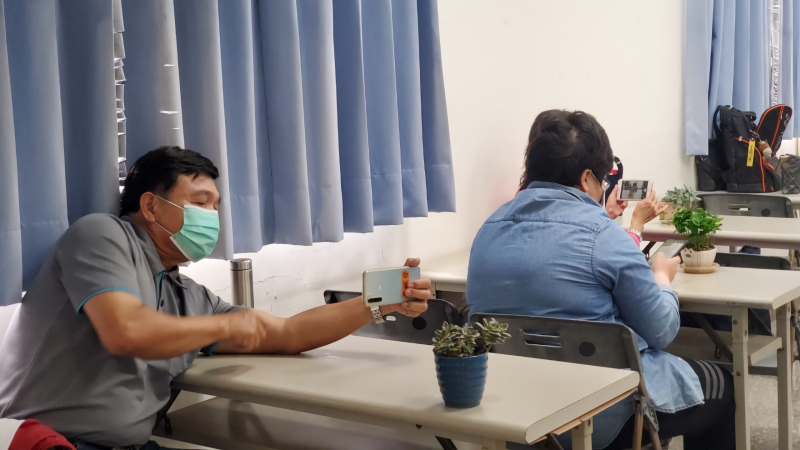 學員練習手機攝影