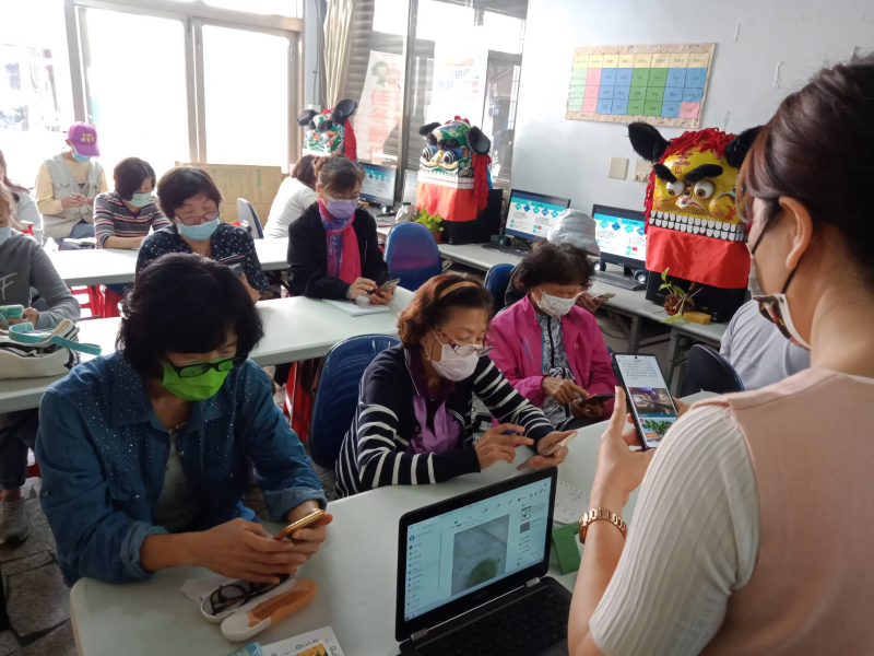 講師指導如何用手機查詢航班與訂票