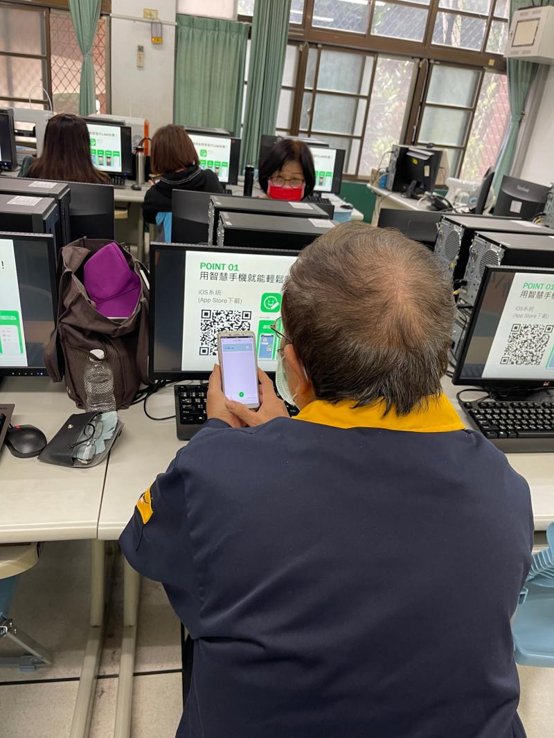 學員們認真聽課