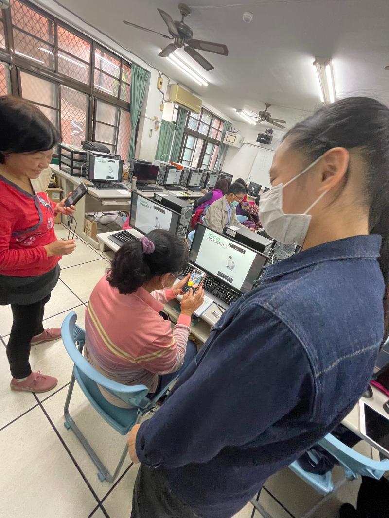 學員們努力學習