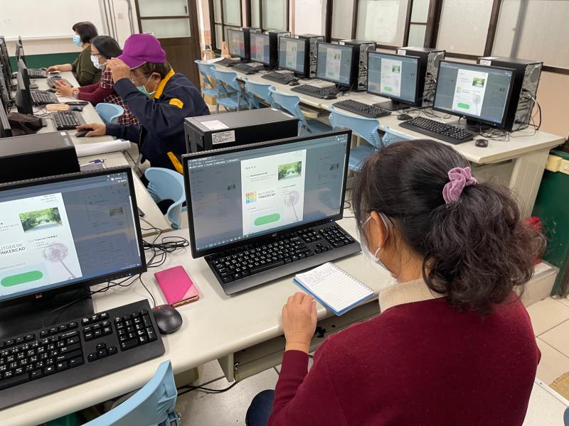 學員們認真聽課