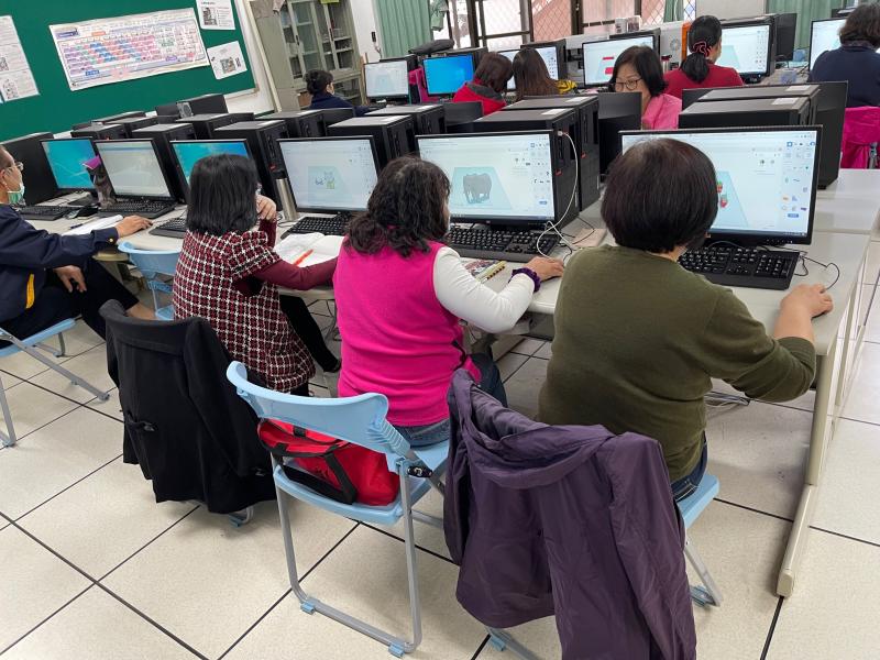 學員們紀錄學習步驟