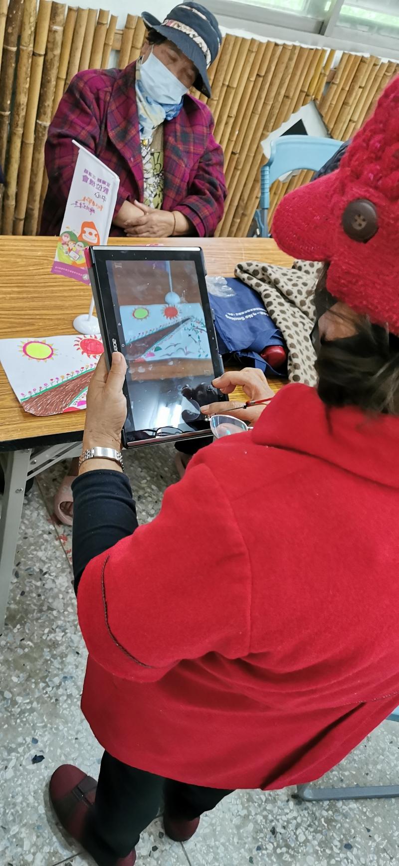 學員使用平板拍照