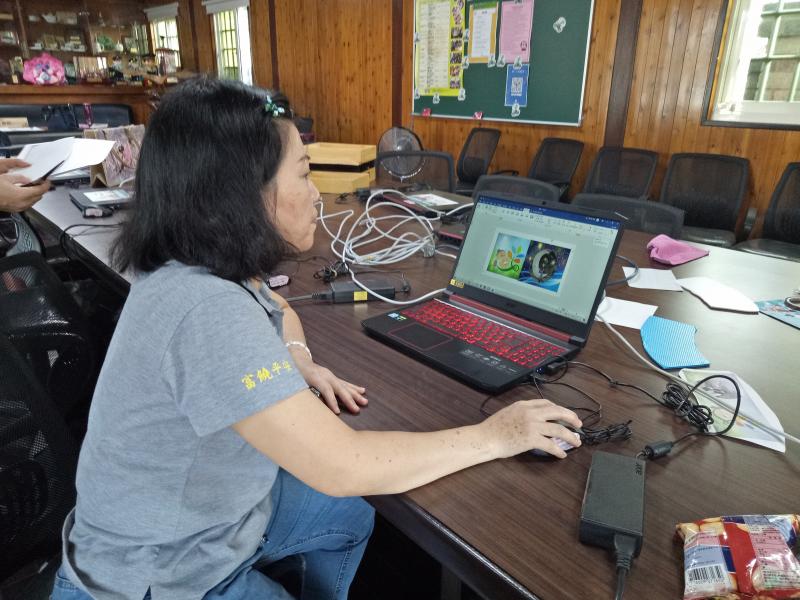 籃秋錦學員用心的設計專屬自己杯子的圖案