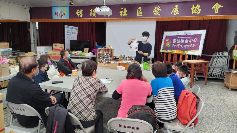 一群人在聽老師說明