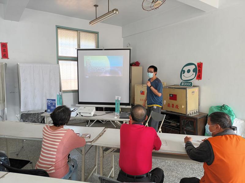 講師教導學員拍攝設環景影像，並拍攝一張照片同一人出現2次