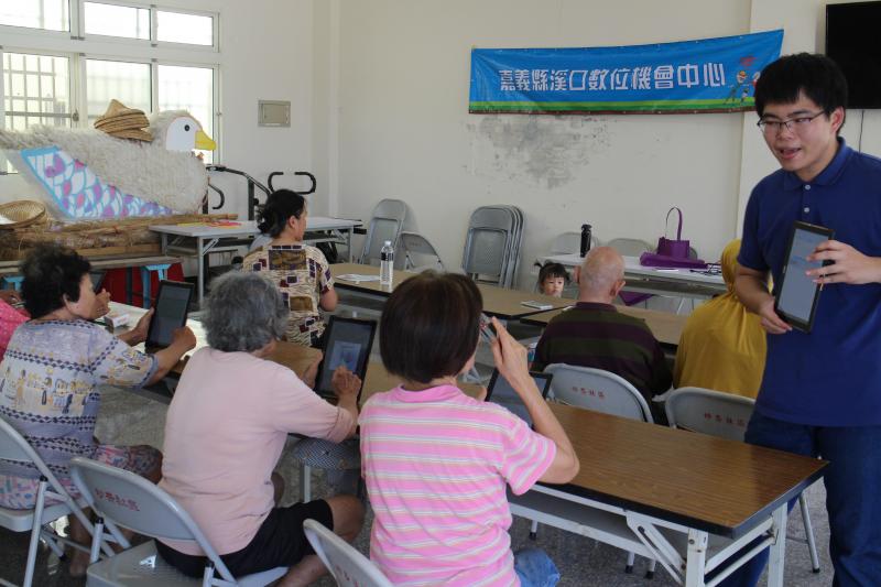 講師帶學員認識平板電腦