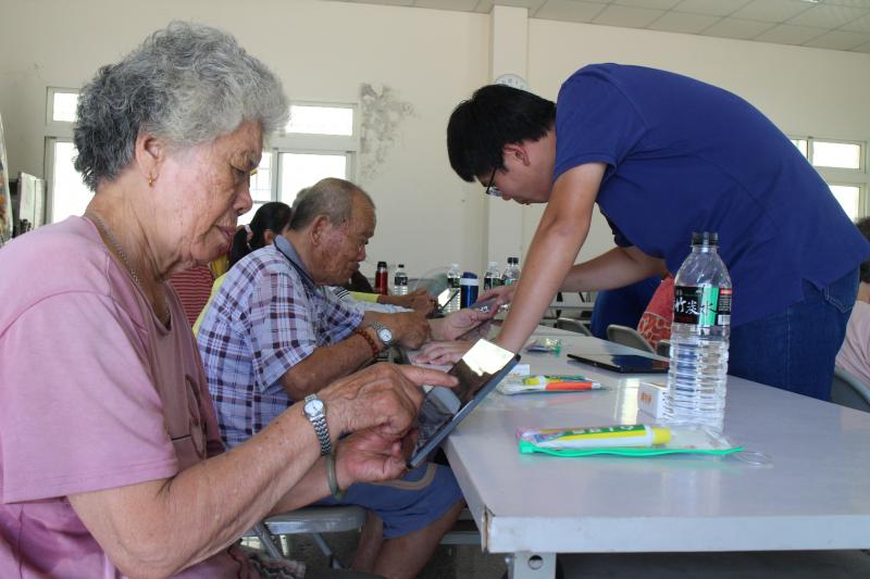 社區阿嬤嘗試查詢火車時刻表