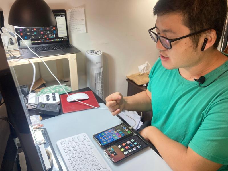 講師透過線上教學方式教導學員