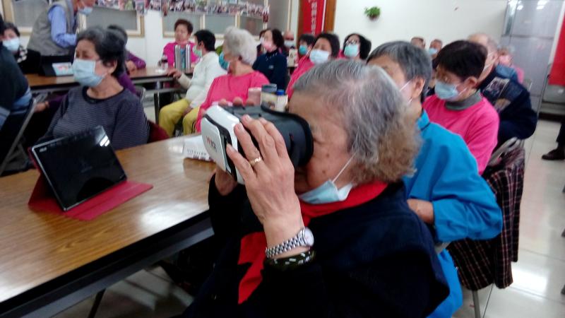 學員體驗VR的情況