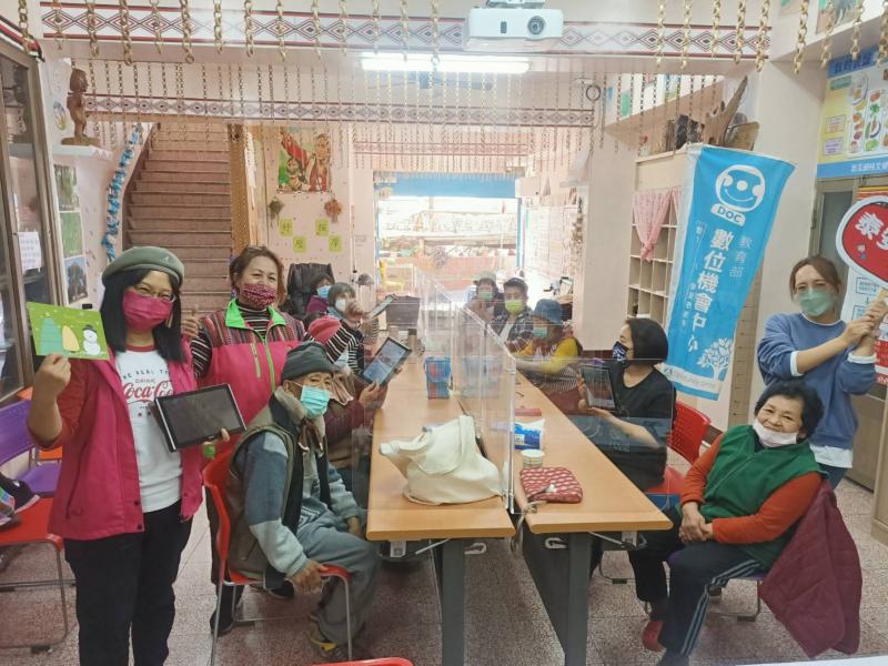 大家都非常棒喔.課程的內容讓學員們都非常專注並且有學習的熱忱，也祝福大家聖誕節快樂