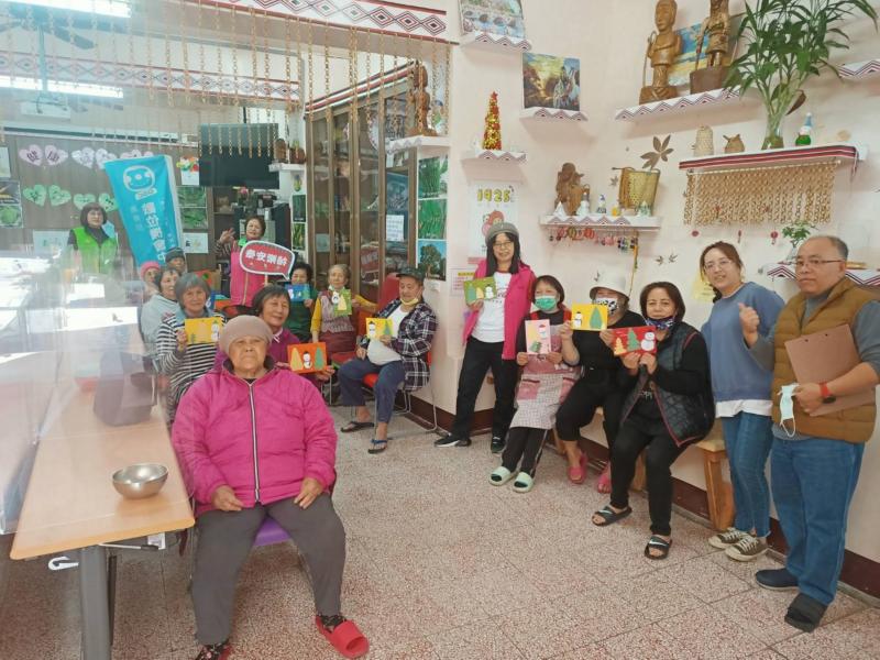 祝大家聖誕快樂.課程中充滿愉快歡樂的氣氛，學員們學的開心，也體驗到了數位學習的魅力喔。