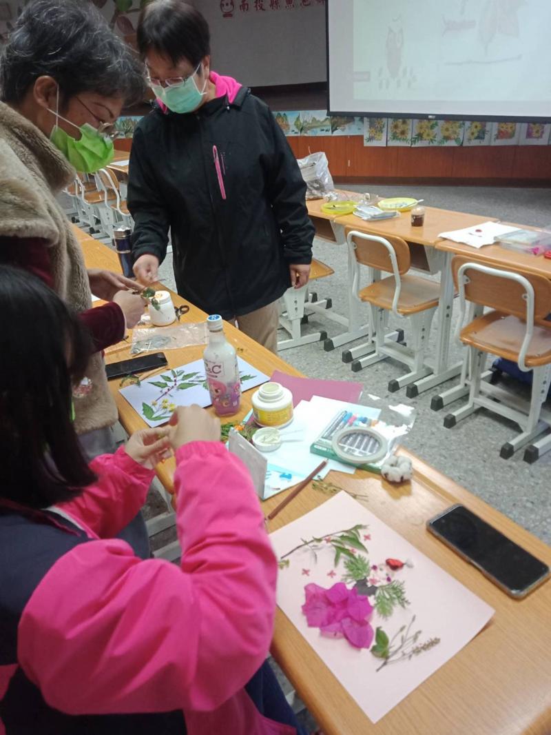 利用自然素材製作電子卡片