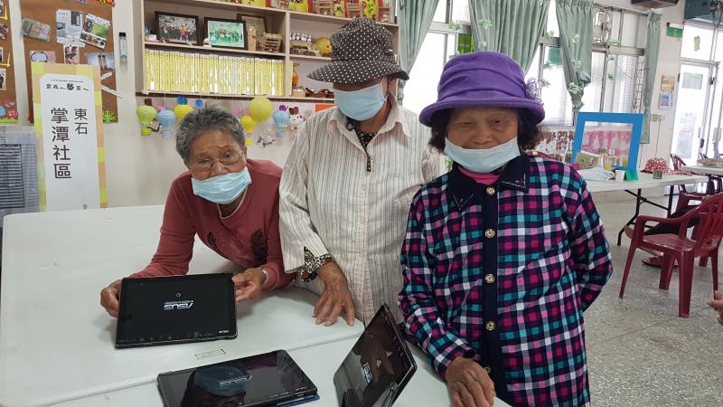 領平板準備開始上課囉