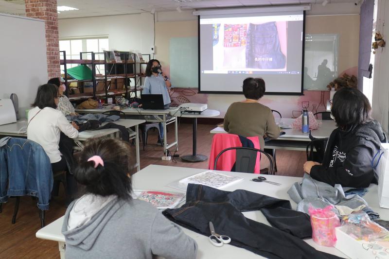 講師說明如何從youtube選擇適合的影片 來學習，並親自嘗試製作 牛仔布包