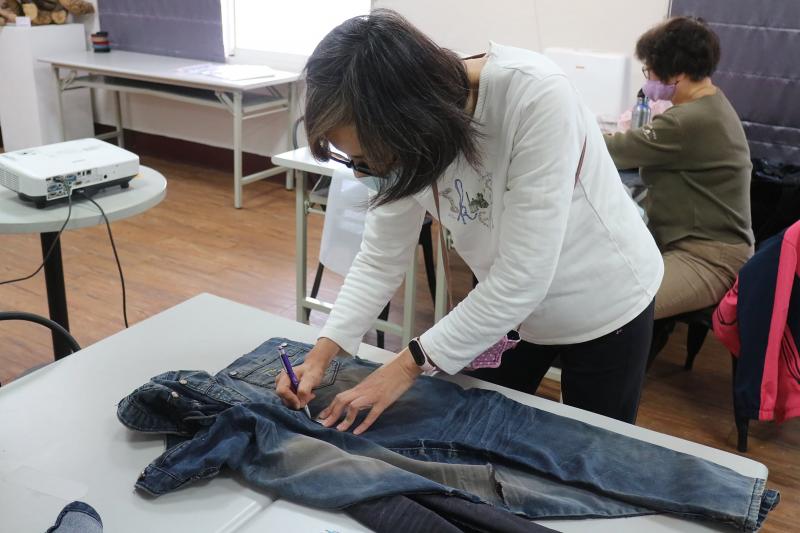 從教學影片裡，並備好所需要的材料、布料等，開始動手ｄｉｙ製作囉