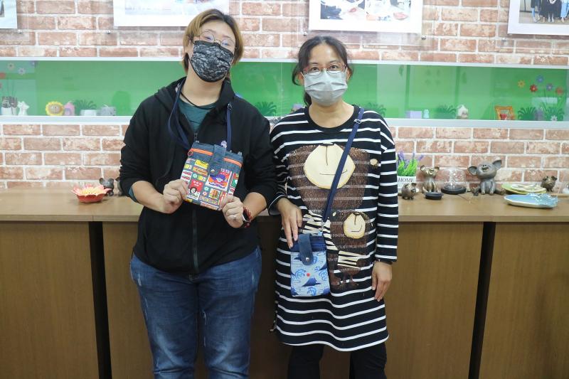 在講師的帶領下，開心的完成，改造後的牛仔布包，開心