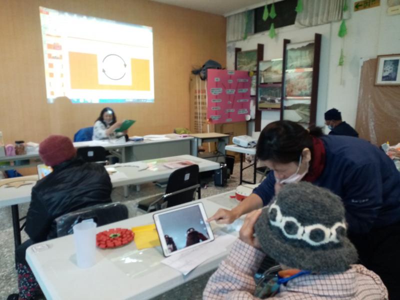 講師指導學員運用line camera 自拍