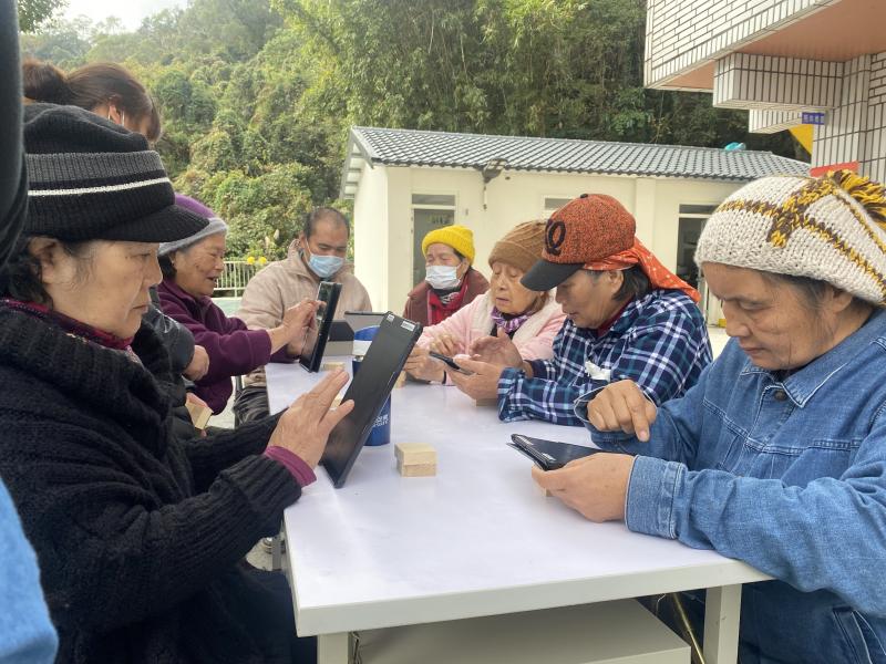 在桃山文健站一起學平板操作的長者