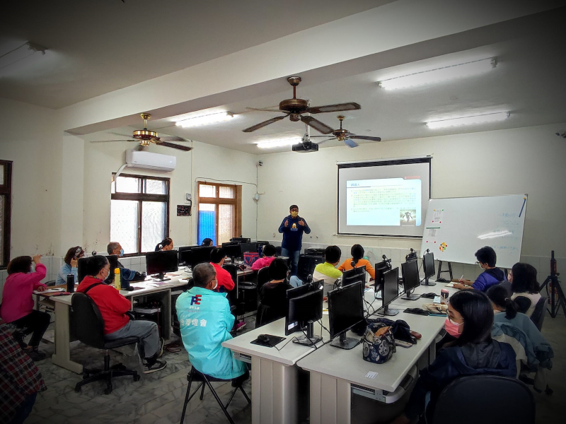 老師講解運鏡的介紹和濾鏡的介紹，最後說明運鏡和濾鏡常用的有那些