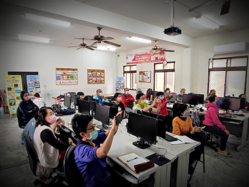 老師教大家使用手機學會剪輯APP，讓大家受益良多