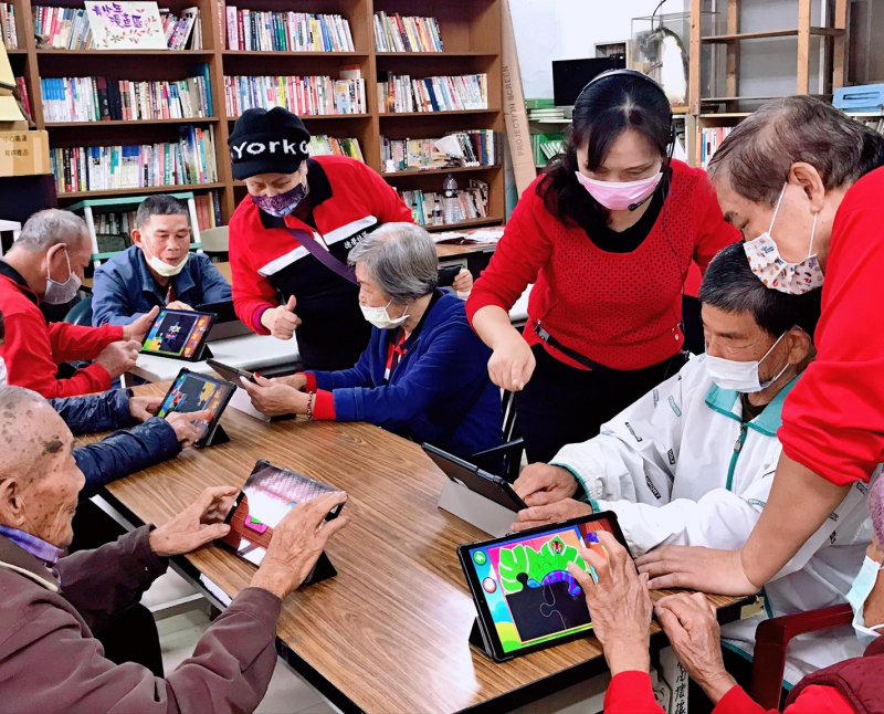 講師利用平板裡面的小遊戲，讓長輩們彼此增進互動，也可以動腦