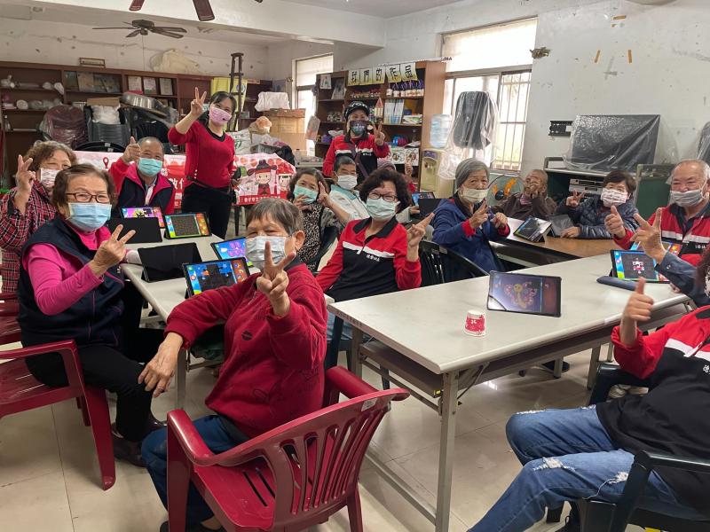 圖中表現出長輩們很喜歡長治DOC行動分班的帶來的課程，一直希望我們能在過去社區舉辦課程