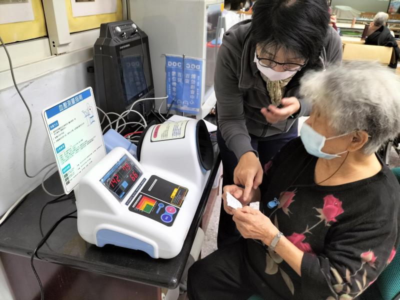 講師向學員介紹最新引進的健康雲設備的用法