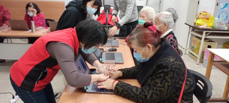 助教耐心教從來沒用過電腦的長者鍵盤的指法