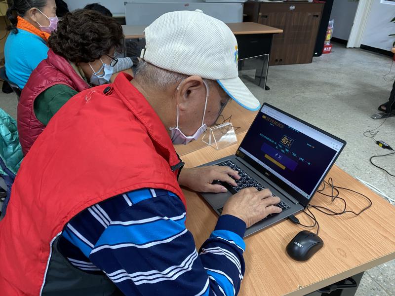 長者經過用線上打字練習軟體，已可以打注音併音。