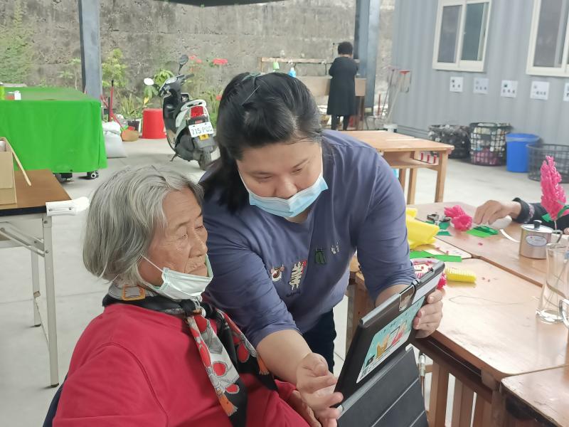 學員使用line  camera影像編輯。