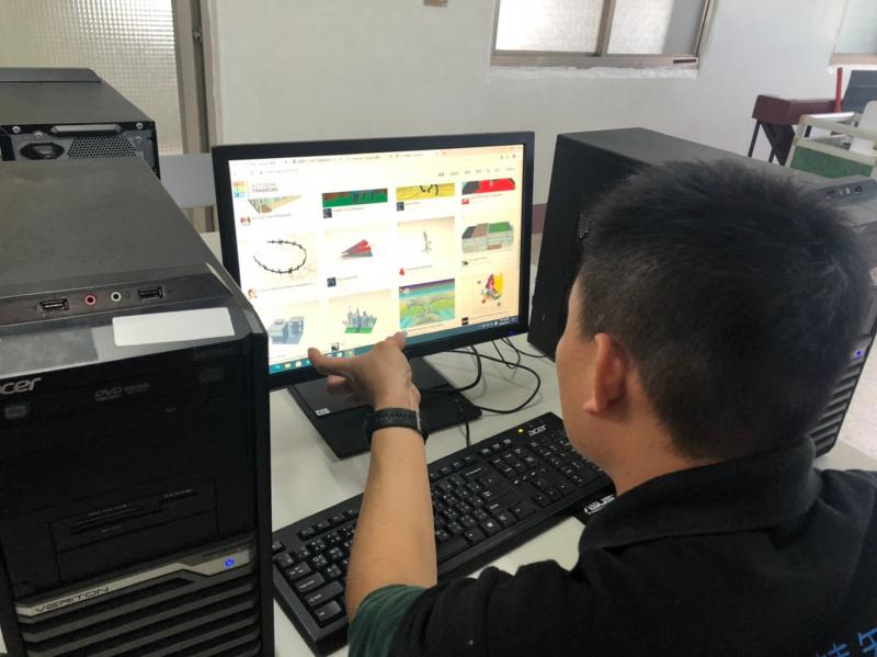 講師教授學員3D列印軟體操作方法。