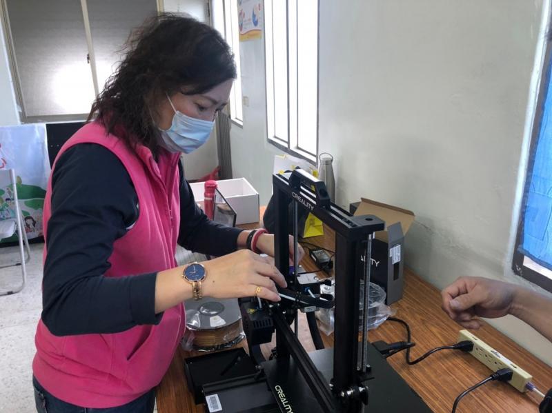 學員自行操做3D列印機
