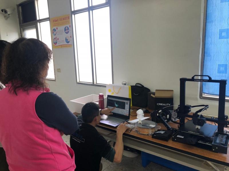 講師重複解說3D列印機操作方式
