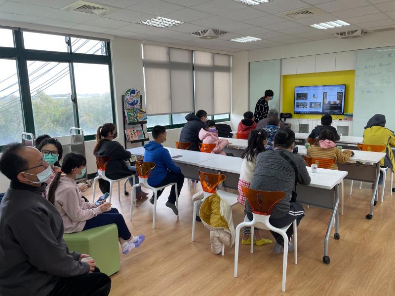 老師在講解AR VR如何應用，以及那些APP有使用到這些技術。