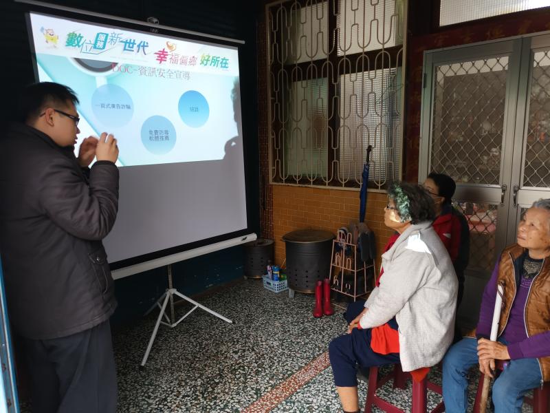 講師教導學員拍攝設環景影像，並拍攝一張照片同一人出現2次