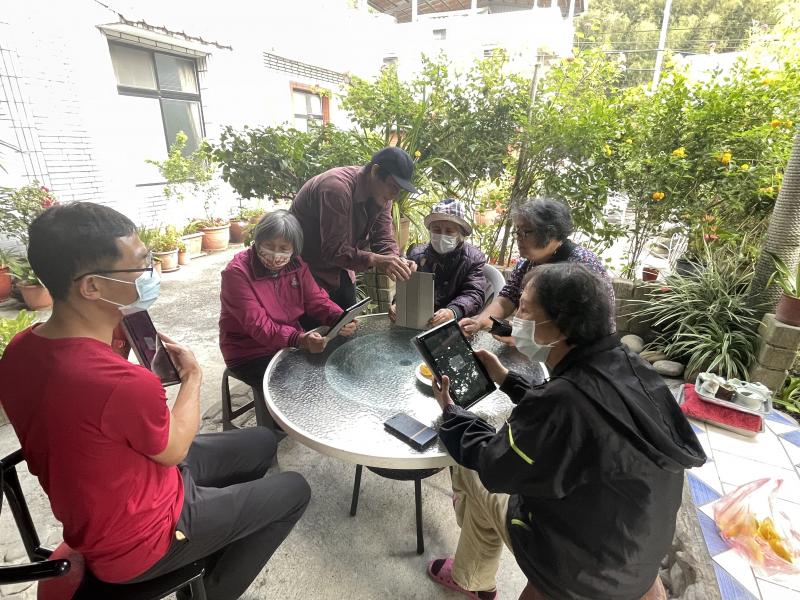 學員利用平板練習修圖創作。