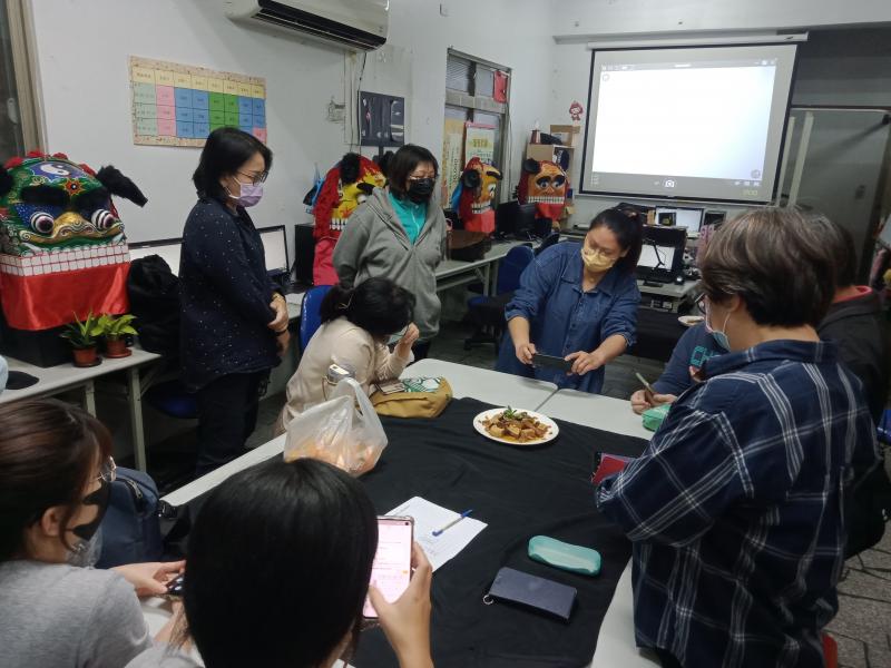 講師引導學員實際操作拍攝,指導如何尋找光源與拍攝的角度定位等。