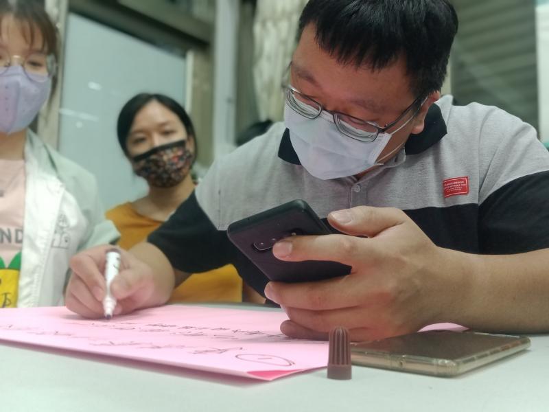 學員練習用手機搜尋相關美食資訊、實務操作品牌行銷的文字撰寫與設計