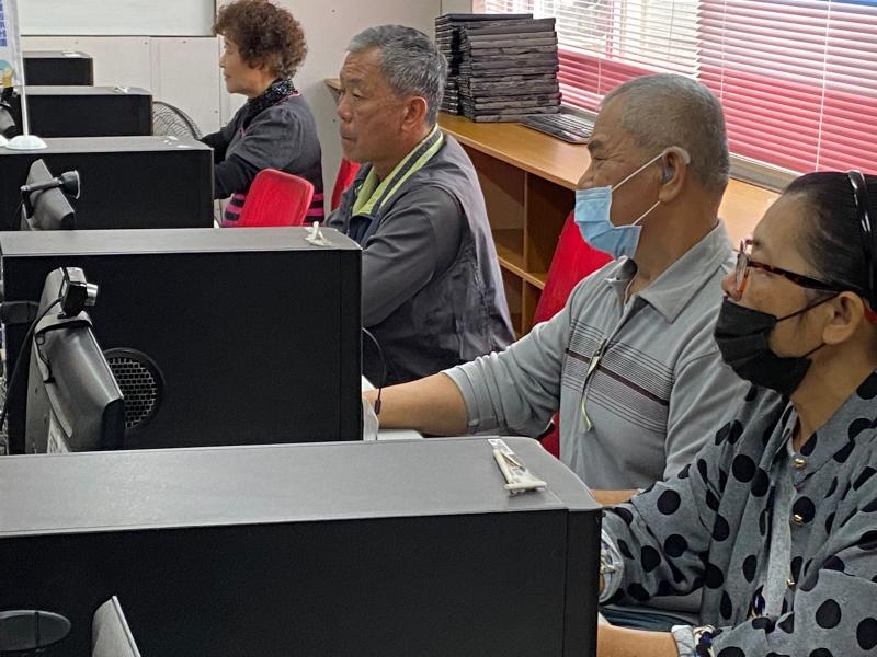 學員專心地運用電腦