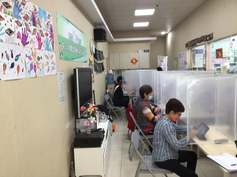 課程進行遵循防疫期間規定上課使用隔板區隔學員