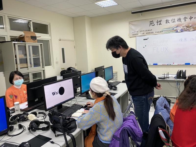 老師檢查學員圖層是否有問題。