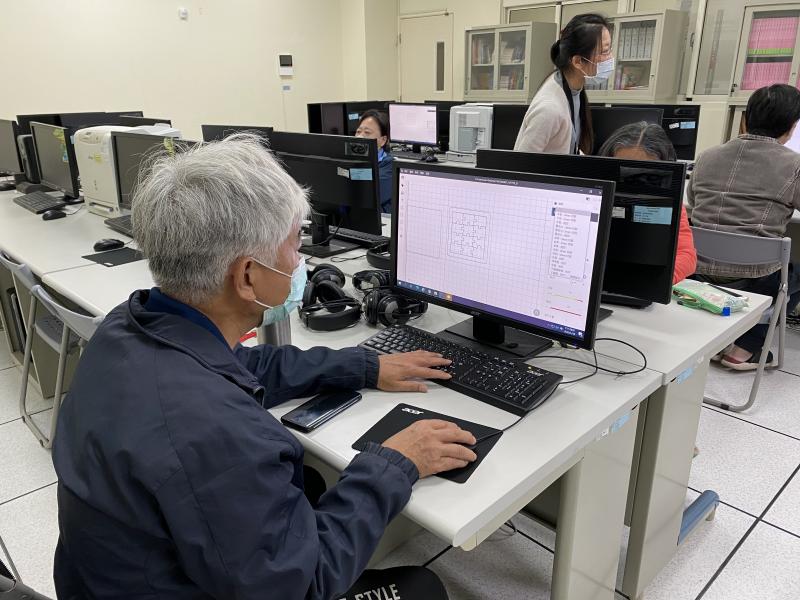 學員拚圖雷雕設計。