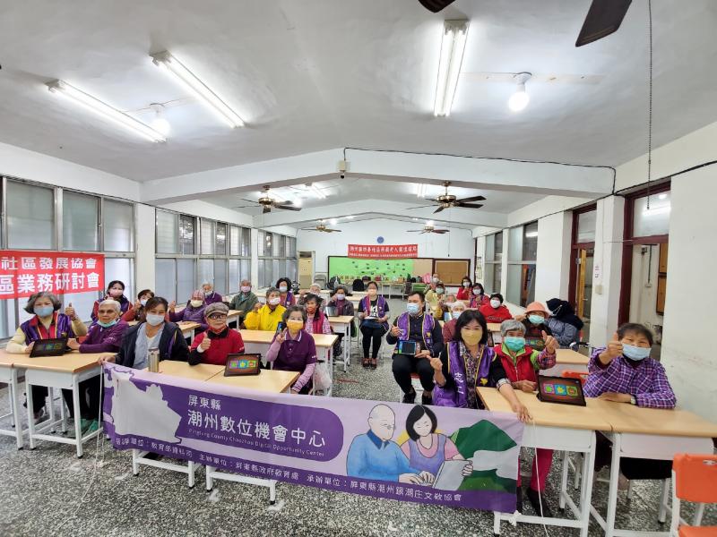 學平板電腦認識健康常識，又可以玩益智遊戲，讓長輩較不失智